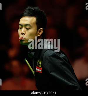 Masters Snooker 2010 : Marco Fu (HK)  in action against Mark Allen (NI) Stock Photo