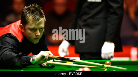 Masters Snooker S-fiianl 2011 Mark Allen (NI)  in action against Marco Fu (HK) Stock Photo