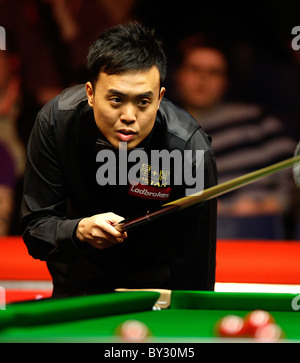 Masters Snooker 2010 : Marco Fu (HK)  in action against Mark Allen (NI) Stock Photo