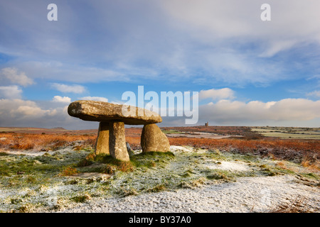 A light dusting of snow on Penwith Moor at the ancient standing stones - Lanyon Quoit Stock Photo