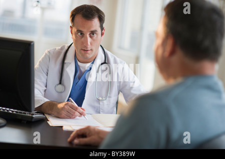 USA, New Jersey, Jersey City, Doctor discussing medical results with male patient in office Stock Photo