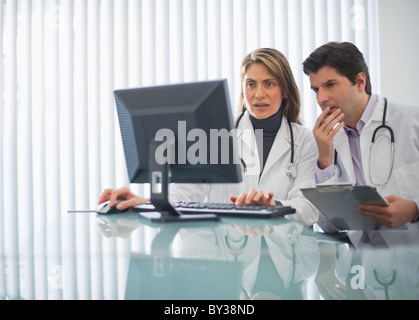 USA, New Jersey, Jersey City, Two doctors using computer in office Stock Photo