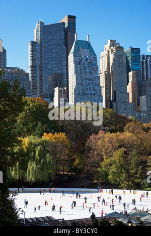 USA, New York City, people ice skating in Central Park Stock Photo