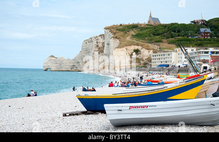 Boats on the beach of Etretat in Normandy Stock Photo - Alamy