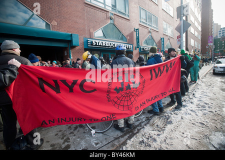 Starbucks workers and supporters protest Starbucks' alleged anti-union activity in New York Stock Photo