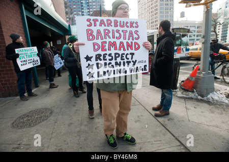 Starbucks workers and supporters protest Starbucks' alleged anti-union activity in New York Stock Photo