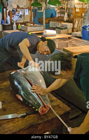 Cutting Tuna fish in Tsukiji fish market, Tokyo, Japan Stock Photo