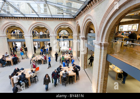 APPLE-STORE, COVENT GARDEN, BIGGEST APPLE-SHOP AROUND THE WORLD, LONDON, ENGLAND, GREAT-BRITAIN Stock Photo