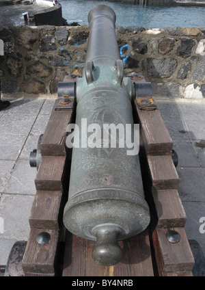 Old bronze cannon over looking the harbour at Puerto de la Cruz, Tenerife, Islas Canarias (Canary Islands), Spain. Stock Photo