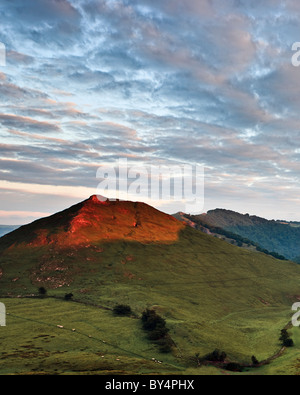 First light catching the peak of Thorpe Cloud, near Ilam, Staffordshire Stock Photo