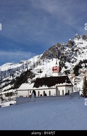 The church at Stuben in the Alberg ski area against a backdrop of snow ...