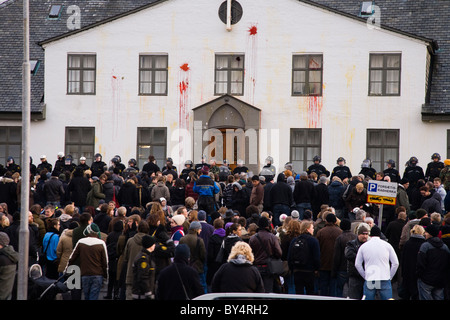 Downtown Reykjavík, Iceland: Protests continued on wednesday 21/01/2009, here the crowd moved to the Government Offices ... Stock Photo