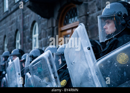 Downtown Reykjavík, Iceland: Protests continued on wednesday 21/01/2009, Police protects Parliament building from the crowd Stock Photo
