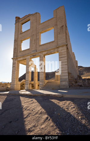 Ruins of the Cook Bank building in the Nevada ghost town Rhyolite sitting on the edge of Death Valley was founded in 1904 and abandoned by 1916. Stock Photo
