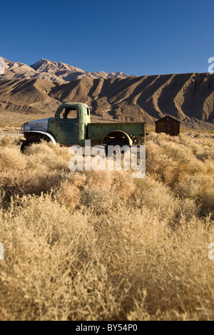 Dodge power wagon pickup truck with the town jail and Panamint Mountains in the Death Valley ghost town of Ballarat, California, USA. Stock Photo