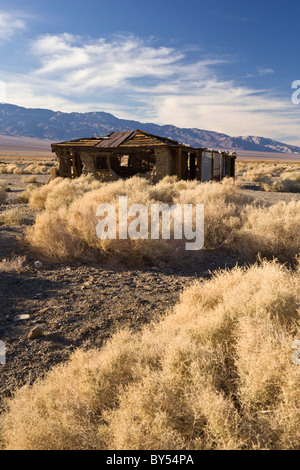 Ruins of an abandoned building against the Panamint Mountains in the Death Valley ghost town of Ballarat, California, USA. Stock Photo