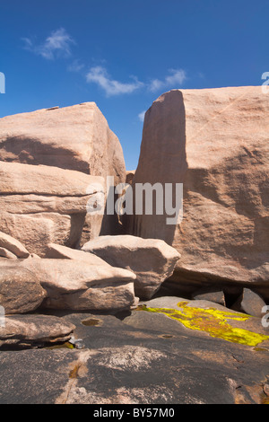 Naturally Split Rocks Granite Rock Formations on The Split Rock Loop Trail, Joshua Tree ...
