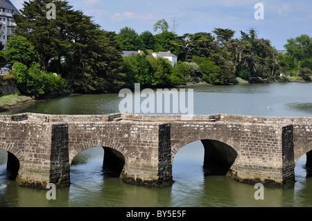 The old Saint-Goustan bridge, or pont neuf, of Auray in the Morbihan department in Brittany in north-western France Stock Photo