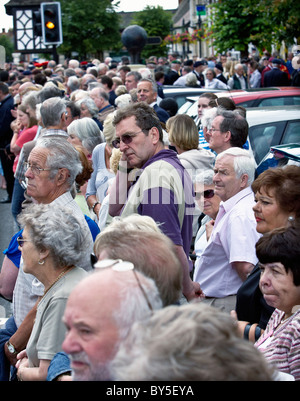 In Wootton Bassett members of  the public wait to pay their respects to repatriated British Servicemen who died in Afghanistan Stock Photo