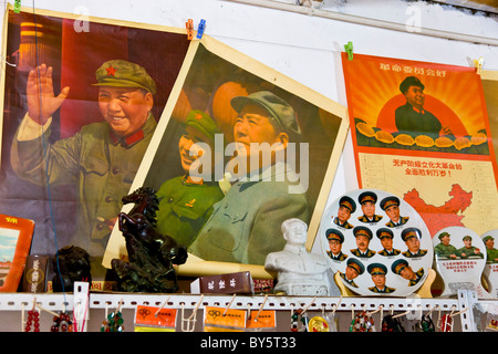 Posters and ceramic bust of Chairman Mao Zedong in souvenir shop Huanglongxi, near Chengdu, Sichuan Province, China. JMH4366 Stock Photo