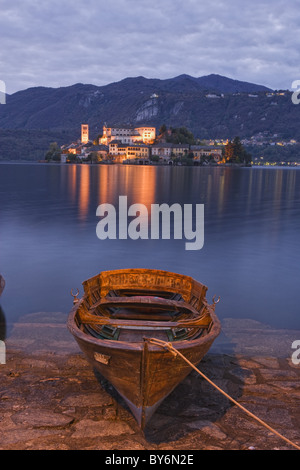 Rowing boats on the lake shore of Lake Orta, Isola San Giulio in the background, Orta San Giulio, Piedmont, Italy Stock Photo