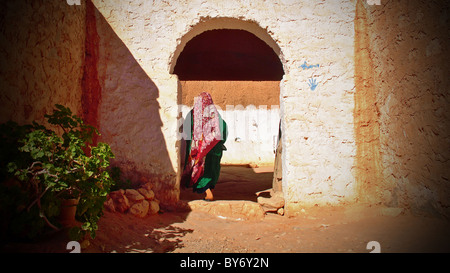 Troglodyte woman entering pit-dwelling near Matmata, Tunisia Stock Photo