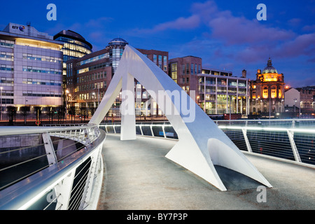 The Tradeston Bridge, dubbed the 'Squiggly Bridge' by Glaswegians, and the Broomielaw, Glasgow, Scotland, UK Stock Photo