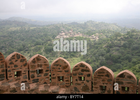 Ramparts and view beyond to temple at Kumbalgarh Fort near Udaipur, Rajasthan, India Stock Photo