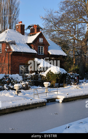 Sonning Lock on the River Thames, Sonning on Thames,  Berkshire,  UK  in the winter snow showing the frozen river. Stock Photo