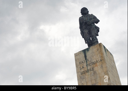 Che Guevara's Statue in his mausoleum site with grey sky with 'hasta la victoria siempre' written on it. Santa Clara Cuba Stock Photo