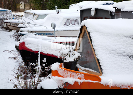 Narrowboats on the frozen Bridgewater Canal at Appleton, Cheshire Stock Photo