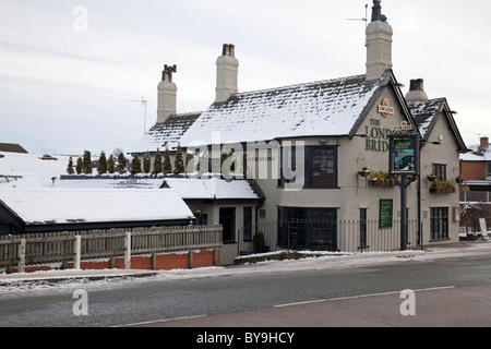 The London Bridge pub in the snow, Appleton, Cheshire Stock Photo