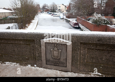 Plaque on the London Bridge at Stockton Heath over the frozen Bridgewater Canal Stock Photo