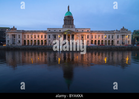 The Custom House in Dublin at night, observed across the river Liffey Stock Photo