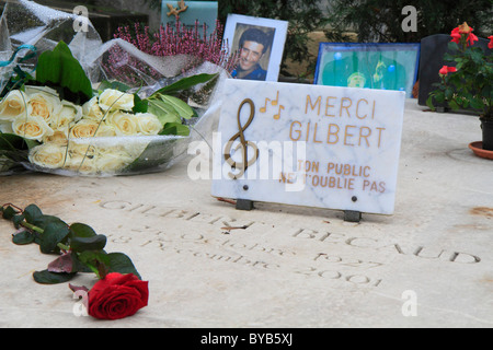Tomb of Gilbert Becaud with roses and a plaque, Merci Gilbert, Père Lachaise Cemetery, Paris, France, Europe Stock Photo