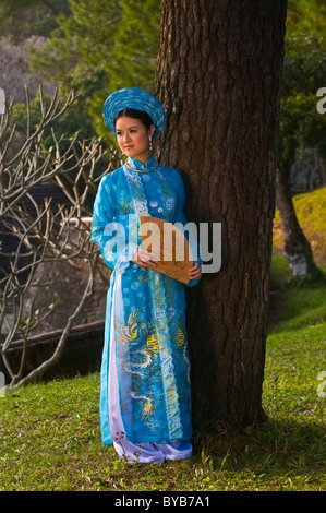 Vietnam hue traditional dress hi-res stock photography and images - Alamy