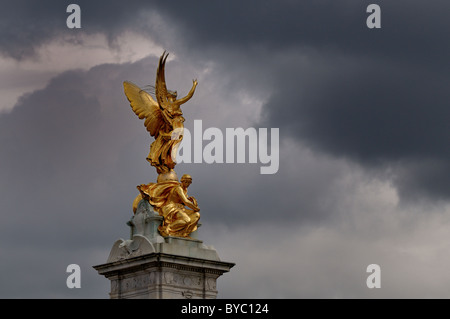 Statue in front of Buckingham Palace Stock Photo