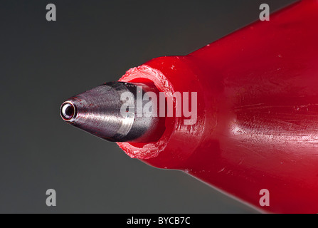 The tip of a ballpoint pen in close-up.  Macrophotographie de la pointe d'un stylo à bille. Stock Photo