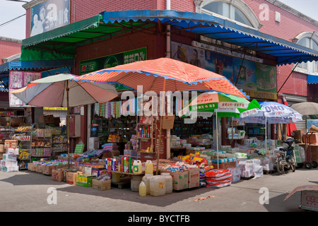 Shop in wholesale market in Chengdu, Sichuan Province, China. JMH4778 Stock Photo