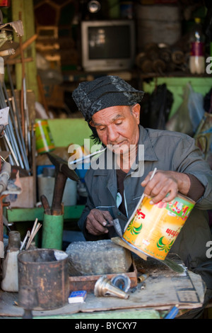 Aegypten, Luxor, Handwerker im Souk Stock Photo