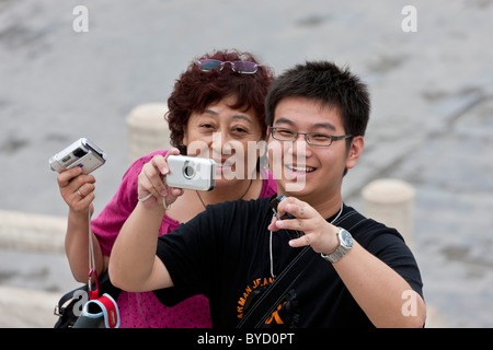 Chinese visitors to the Temple of Heaven in Beijing taking photographs with compact digital cameras. JMH4835 Stock Photo