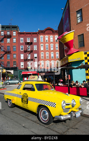 1950 Studebaker yellow taxi outside the Caliente Cab restaurant on Seventh Avenue in Greenwich Village, New York City, America Stock Photo