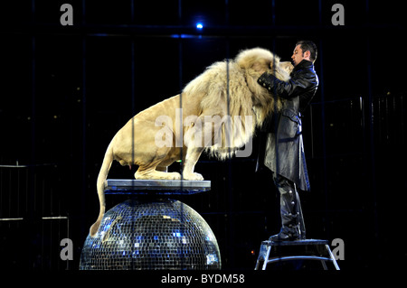 Lion-dressage, trainer Martin Lacey Jr. with the lion King Tonga, Circus Krone, Munich, Bavaria, Germany, Europe Stock Photo