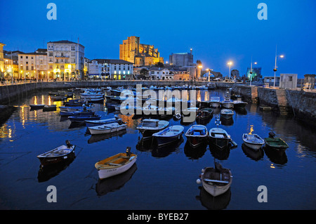 Evening mood, harbour with boats, Castro Urdiales, Gulf of Biscay, Cantabria, Spain, Europe