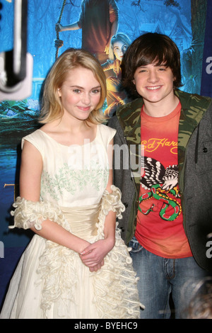 AnnaSophia Robb and Josh Hutcherson Los Angeles Premiere of 'Bridge to Terabithia' held at El Capitan Theater Hollywood, Stock Photo