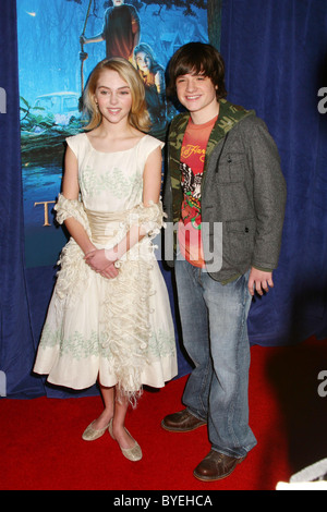 AnnaSophia Robb and Josh Hutcherson Los Angeles Premiere of 'Bridge to Terabithia' held at El Capitan Theater Hollywood, Stock Photo