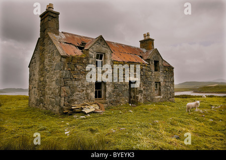 Abandoned and derelict house overlooking Loch Ceann Hulabhig, Isle of Lewis, Outer Hebrides, Scotland, UK Stock Photo