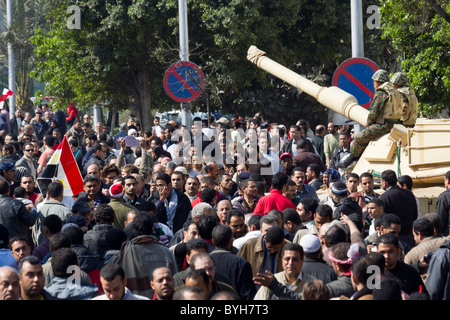 anti-Mubarak protestors moving past army checkpoint towards form Tahrir bridge towards  Tahrir Square, Cairo, Egypt Stock Photo