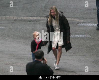 Michelle Williams with her daughter Matilda Rose Ledger on the set of the film 'Incendiary' London, England - 28.03.07 Stock Photo