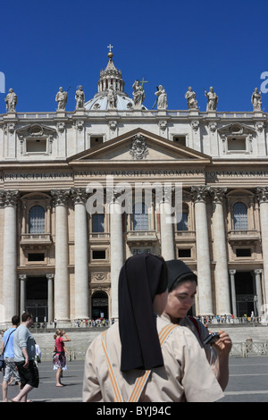 Two nuns in St. Peter's Square, Vatican City Stock Photo